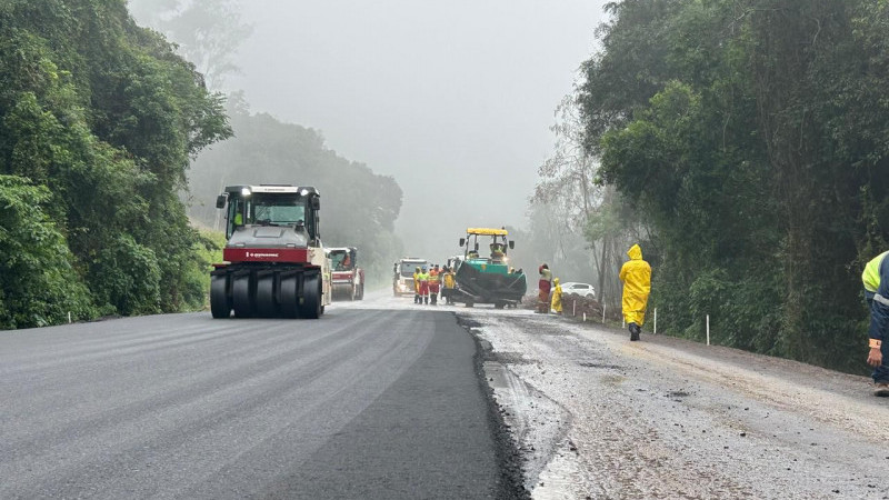 A foto mostra o trecho em obras