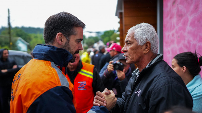 A foto mostra o governador conversando com os moradores