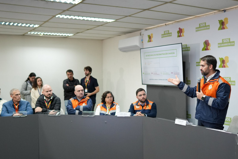 A foto mostra o governador em fala com autoridades