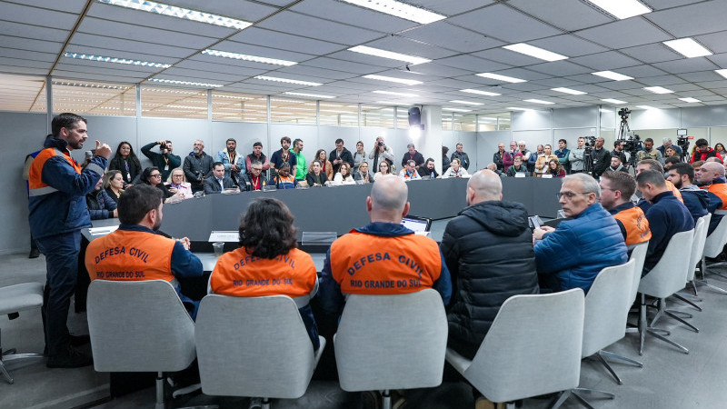 A foto mostra o governador com autoridades