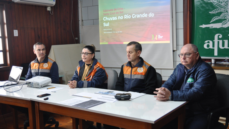 A foto mostra autoridades reunidas no gabinete
