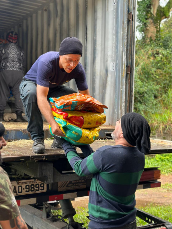 A foto mostra a equipe de voluntários ajudando nas doações