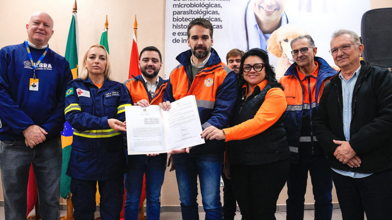 A foto mostra autoridades com o documento prevê o trabalho conjunto de planejamento, gestão, monitoramento e execução das atividades desenvolvidas em resgates de animais