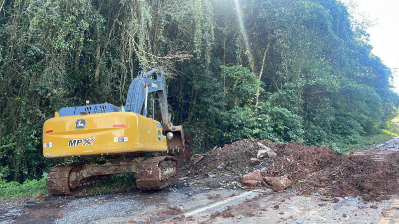 A foto mostra máquina trabalhando nas estradas