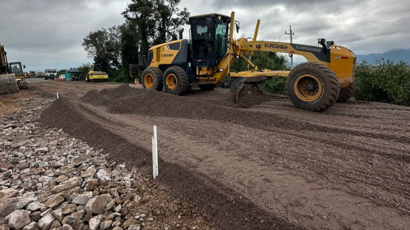A foto mostra as obras na estrada