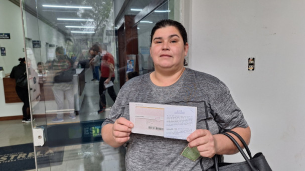 A foto mostra a Marcia recebendo o benefício