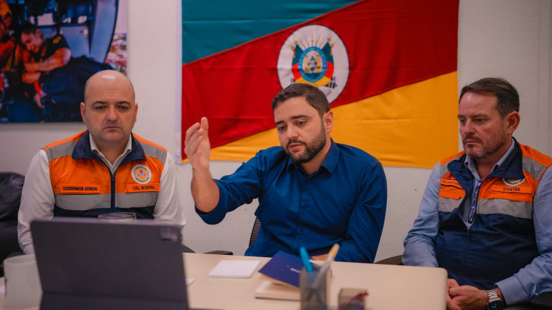 A foto mostra o vice-governador com representantes do Estado