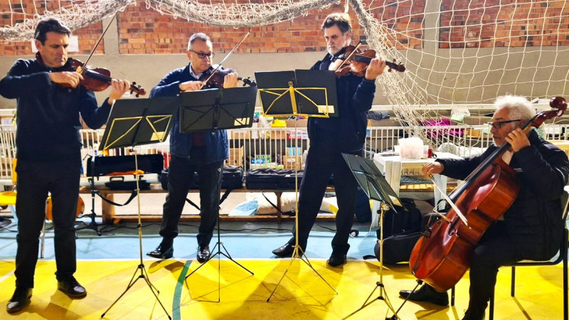 A foto mostra o Quarteto de Cordas da Ospa emocionou a plateia de abrigados