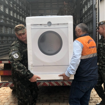 Entrega de maquinas de levar roupa e secadoras