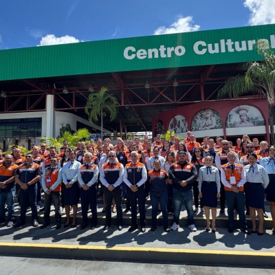 Representantes da Defesa Civil de 23 entes federativos posam para a foto na frente do Centro Cultural dos Povos