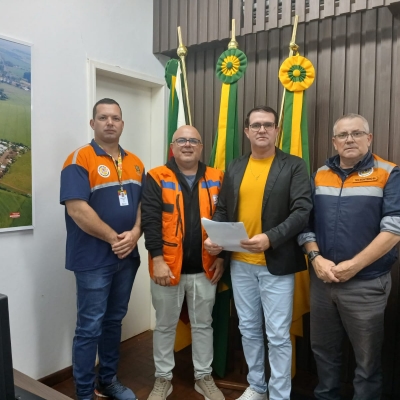 quatro homens representantes da defesa civil