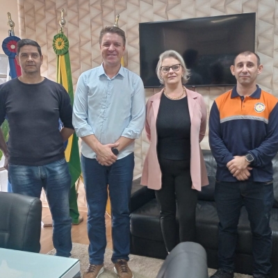 4 homens e 1 mulher representantes da defesa civil 