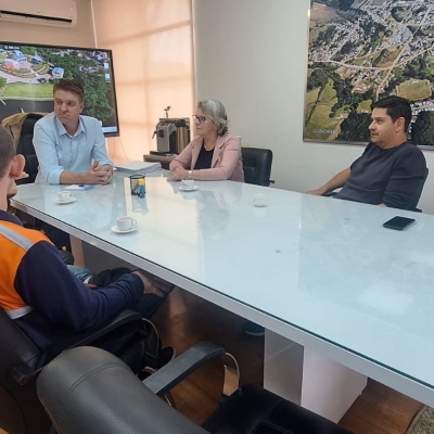 mesa de reunião com 4 homens e 1 mulher 