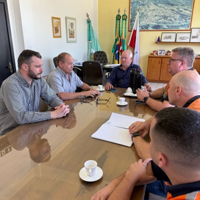 mesa de reuiniões com 6 homens representantes da defesa civil e prefeituras 