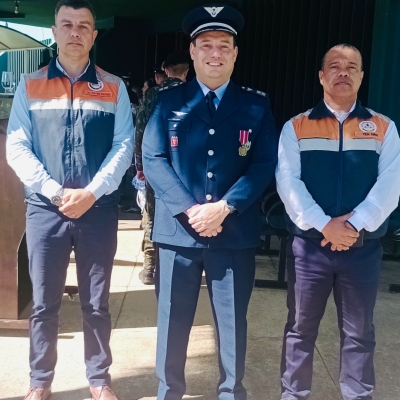 3 homens posando para foto 