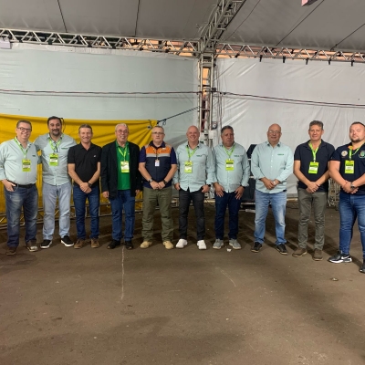 Dez homens parados para a foto 
