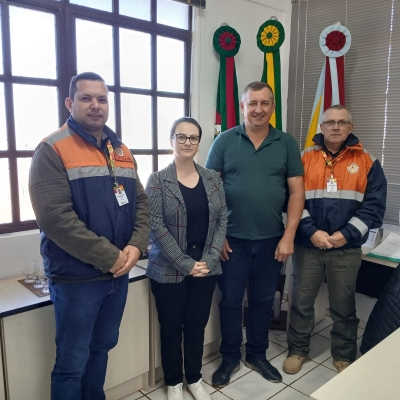Três homens e uma mulher posando para foto