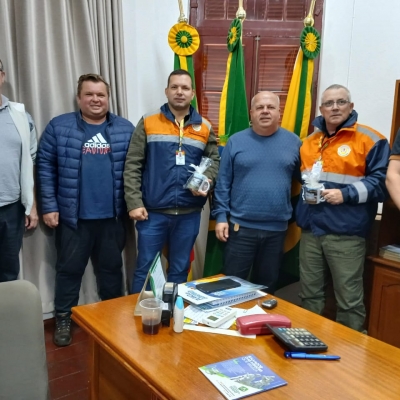 Seis homens posando para foto