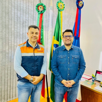 Dois homens posando para foto 