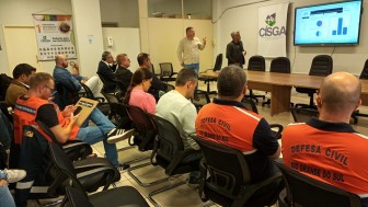 Apresentação de slides com pessoas sentadas nas cadeiras olhando para frente 