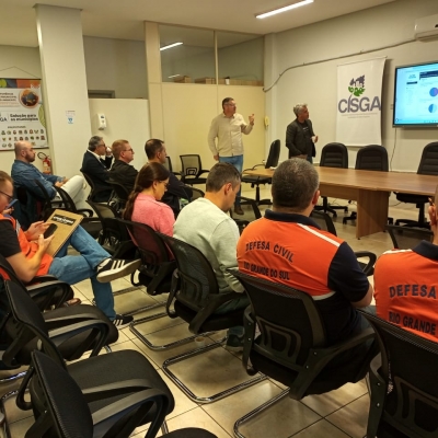 Apresentação de slides com pessoas sentadas nas cadeiras olhando para frente 