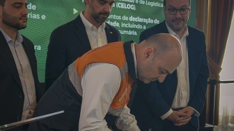 Coronel Boeira está assinando o decreto, ao fundo estão o governador Eduardo Leite, o vice-governador Gabriel Souza e o chefe da Casa Civil, Artur Lemos